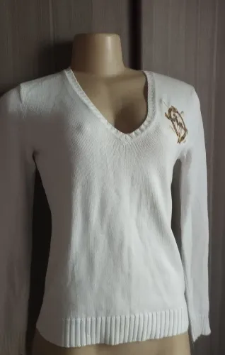 suéter branco de gola V da Ralph Lauren, apresentando um brasão dourado bordado no peito