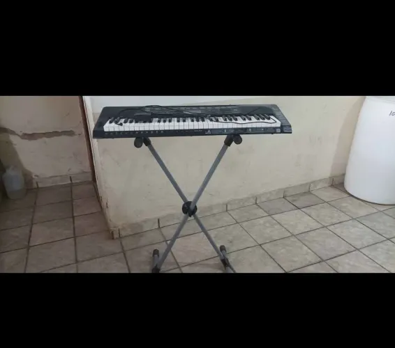 Teclado Casio CTK 3500 com o suporte