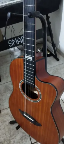 Violão elétrico semi novo modelo flat Gianini