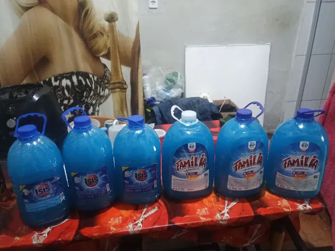 Sabão líquido lavar roupa e detergentes