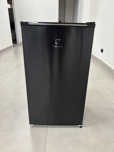 Frigobar Electrolux 220v 90L Efficient com Controle de Temperatura Preto (EM90B) - SEM USO