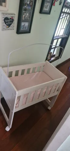 Mini berço infantil branco com colchão e ferrinho para mosquiteiro
