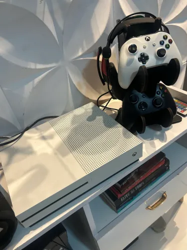 Xbox One S + 2 controles