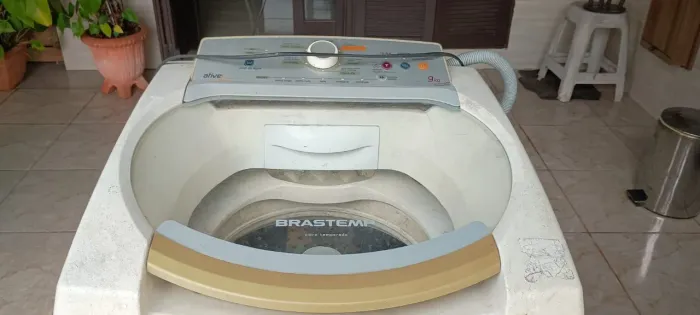 Máquina de lavar com defeito e funcionando 