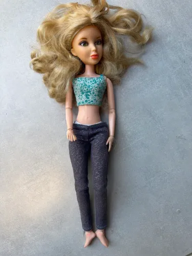 Boneca Liv articulada 