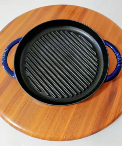 Grelha redonda Staub com alça, ferro fundido, azul, 26 cm