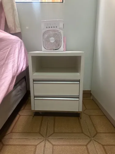 Mesa de Cabeceira Branca (2 Gavetas + Nicho) - Ótimo Estado!