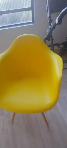 cadeiras Charles Eames Eiffel DAW com braços - Base de madeira clara