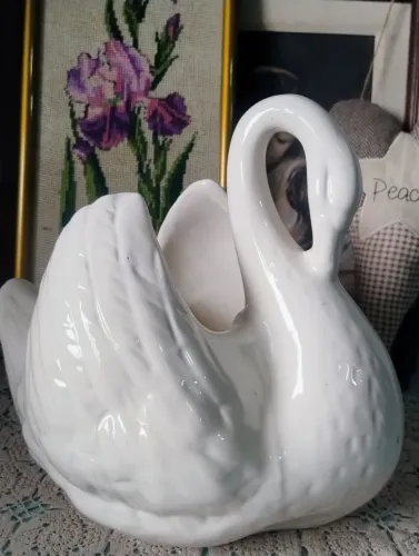 Grande vaso de cerâmica vitrificada em forma de cisne antigo