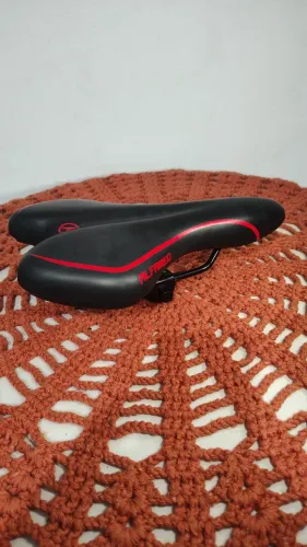 Selim de bicicleta da marca Royal Ciclo - Alfameq, MTB Premium, preto e vermelho