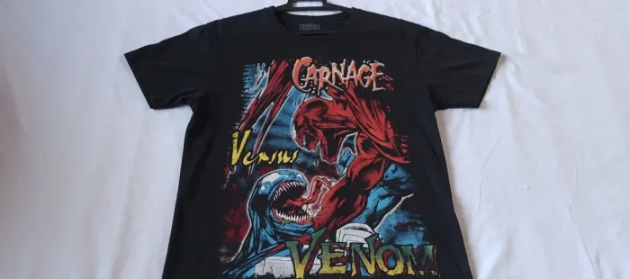 Esta é uma camiseta preta com estampa frontal dos personagens Venom e Carnificina