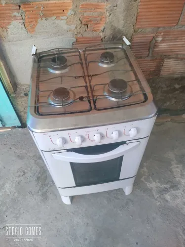 VENDO FOGÃO EM BOAS CONDIÇÕES 