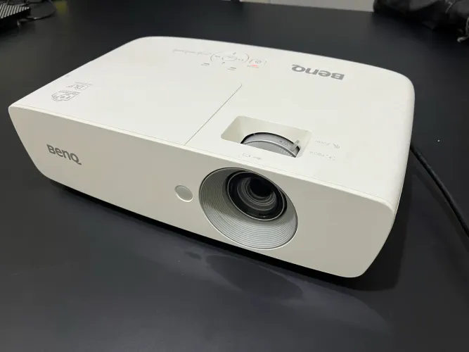 Benq Th683 fullhd 3200 lumens (defeito)