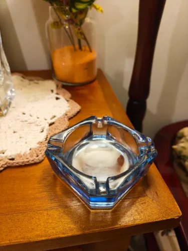 Cinzeiro antigo em vidro/cristal azul - peça vintage