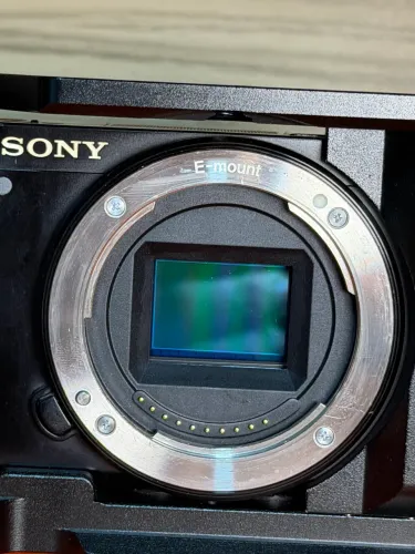 Câmera Sony ZV-E10 + Lente 28-70mm + Cage de Madeira + Bateria Extra