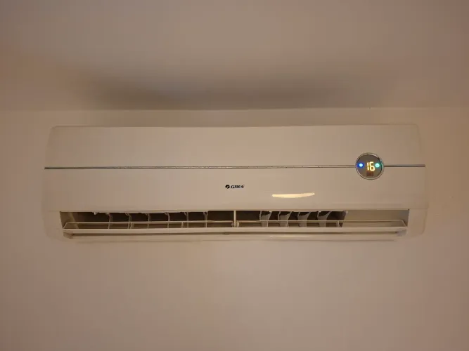 Ar-condicionado Split GREE convencional 12.000 BTUs só frio 220V R22