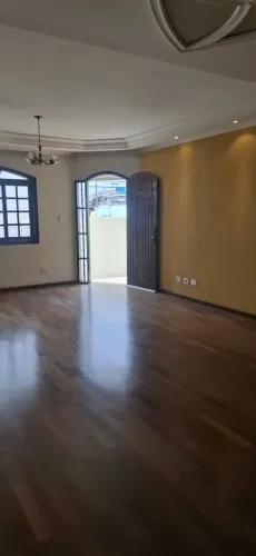 Sobrado para aluguel tem 240 metros quadrados com 3 quartos em Jardim Santo Elias - São Pa
