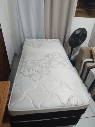 Cama de solteiro c/ base