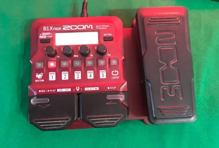 Pedaleira Para Baixo Zoom B1x Four (zerada) 