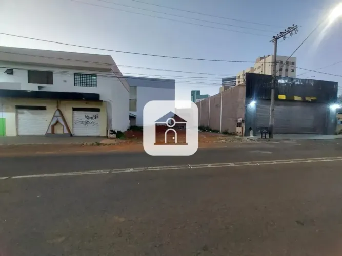 Terreno á venda na Av. Principal do Bairro Saraiva