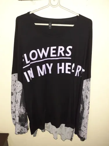 Camiseta feminina ampla com mangas bufantes