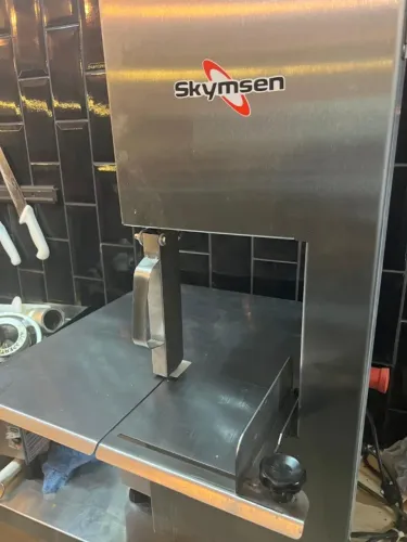 Serra Fita de Bancada para Carne Inox SBL 1740mm 550W 220V com Regulador de Corte SKYMSEN-
