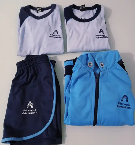 Vendo esses uniformes da Escola Adventista veste 2/3 anos usadas em boas condições 