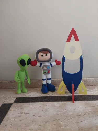 Bonecos de feltro tema astronauta e foguete de mdf
