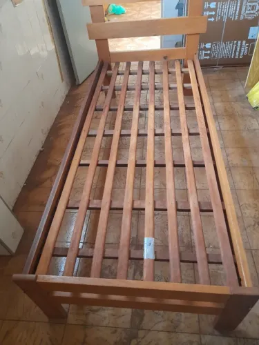 Cama solteiro de madeira
