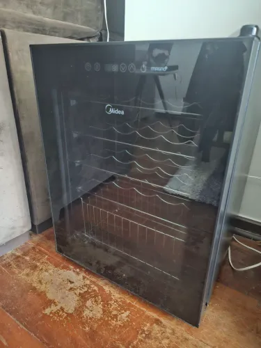 Adega de Vinhos 23 Garrafas Midea