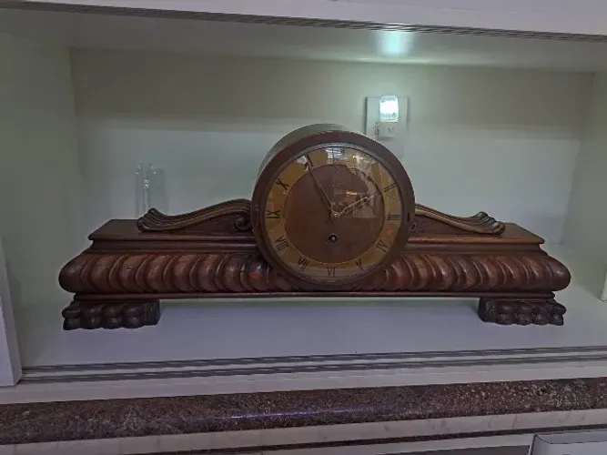 Relógio de Mesa em Madeira Maciça