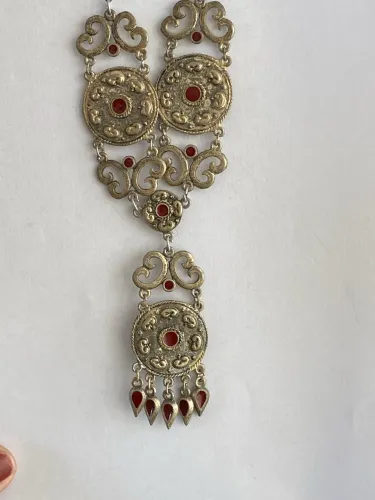 Colar Étnico Vintage com Pedras Vermelhas - Peça Impactante