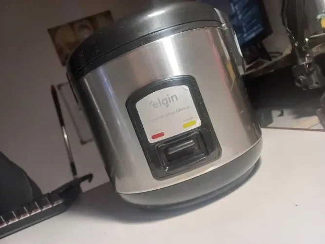 Panela de Arroz Elétrica Elgin Inox Funcionando