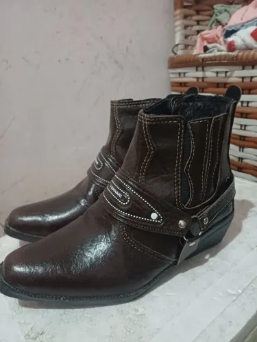 Vende-se bota infantil usada apenas uma vez