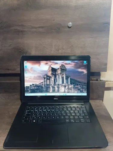 Notebook Dell Core i5/Com 8GB de RAM/SSD de 120GB/Placa de vídeo Dedicada Radeon 2GB !!