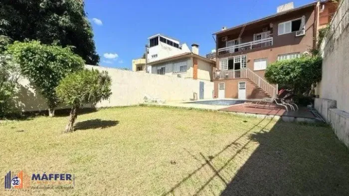 Casa de 4 dormitórios, uma suíte, pátio com piscina nos fundos e espaço para até