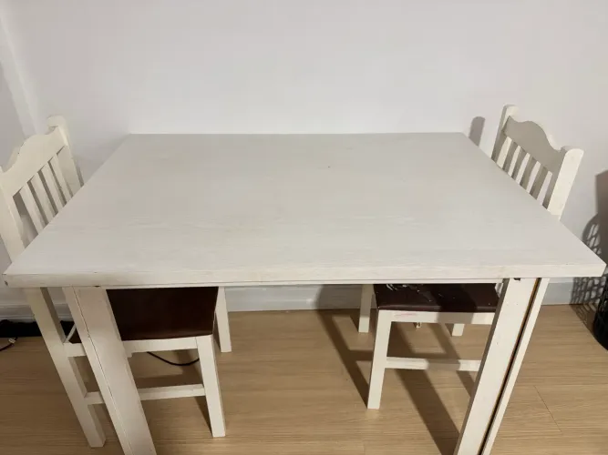 Mesa 4 lugares con 2 cadeiras