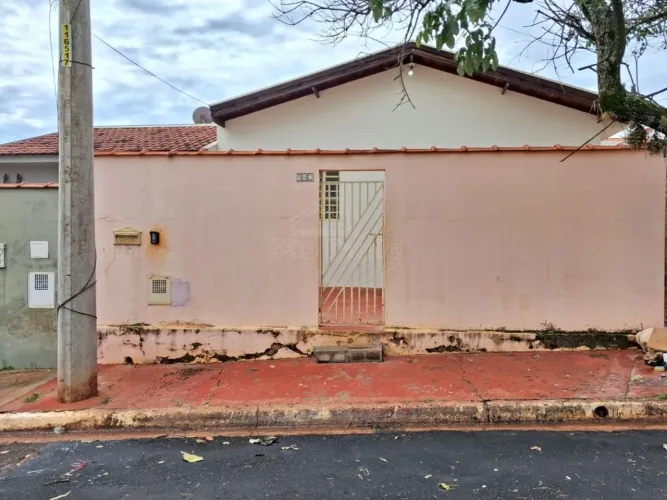 Locação de Casas / Padrão na cidade de Araraquara