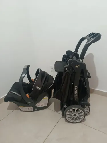 Carrinho de bebê e bebê conforto
