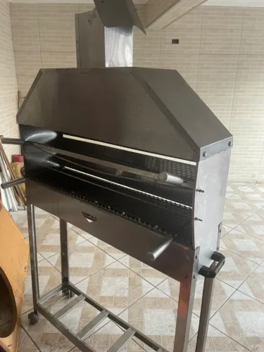 Churrasqueira para espetinhos prateada