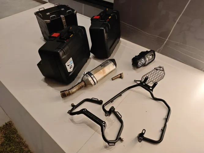 Baús, escapamento, farol BMW GS 800