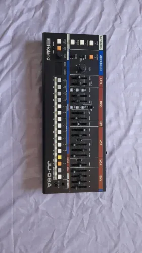 Sintetizador Roland Boutique JU-06A