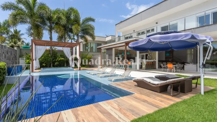 Casa de esquina a poucos passos da praia