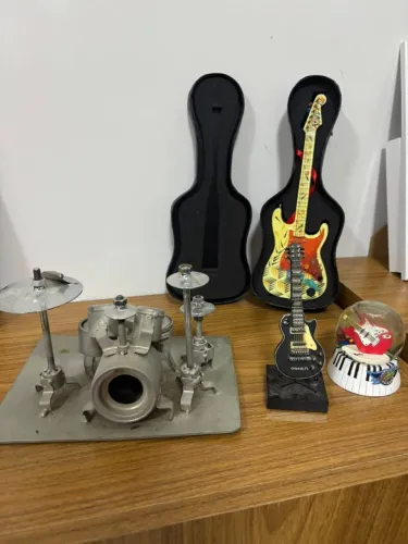 Kit decoração rock - miniaturas de guitarras, bateria e globo
