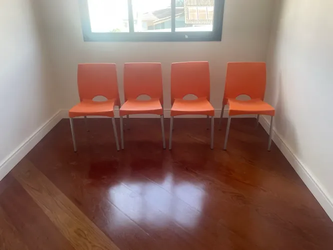 4 cadeiras plásticas