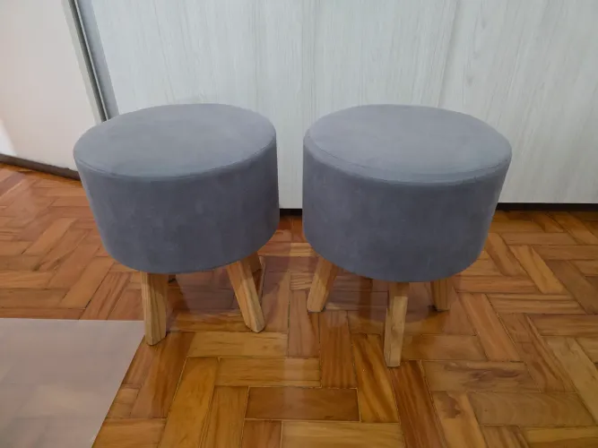 Dois Puff Pé Madeira Maciça Veludo Cinza