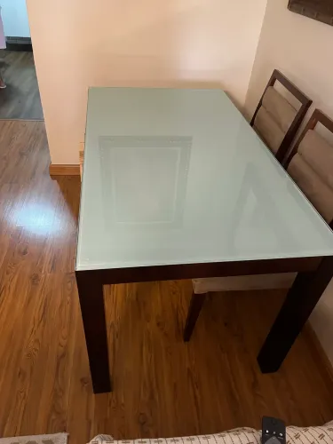 Mesa de Jantar com 4 lugares em madeira maciça 