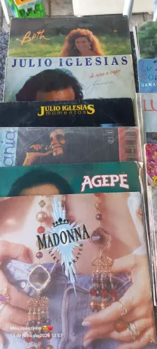Disco de vinil tenho vários  20,00 cada. Qualquer coisa chama no zap 81-9- *