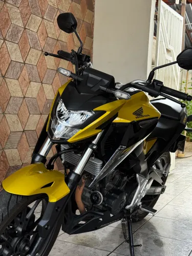 Vendo CB300F excelente moto