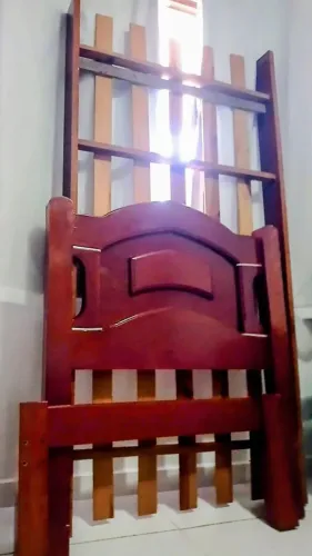Cama de solteiro em madeira maciça. Ótimo estado de conservação e uso.